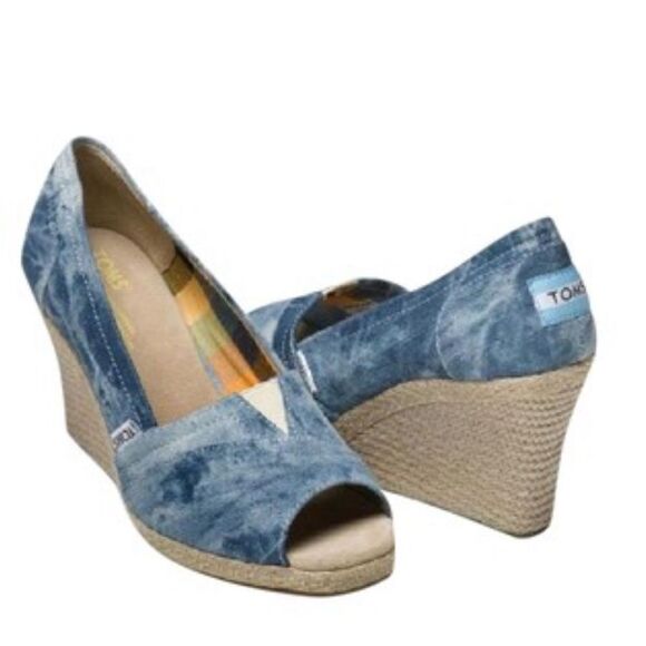 EUC WOMEN’S SIZE 8.5 TOMS TIE DYE DENIM ESPADRILLES WEDGES OPEN TOE HEELS - Picture 1 of 7